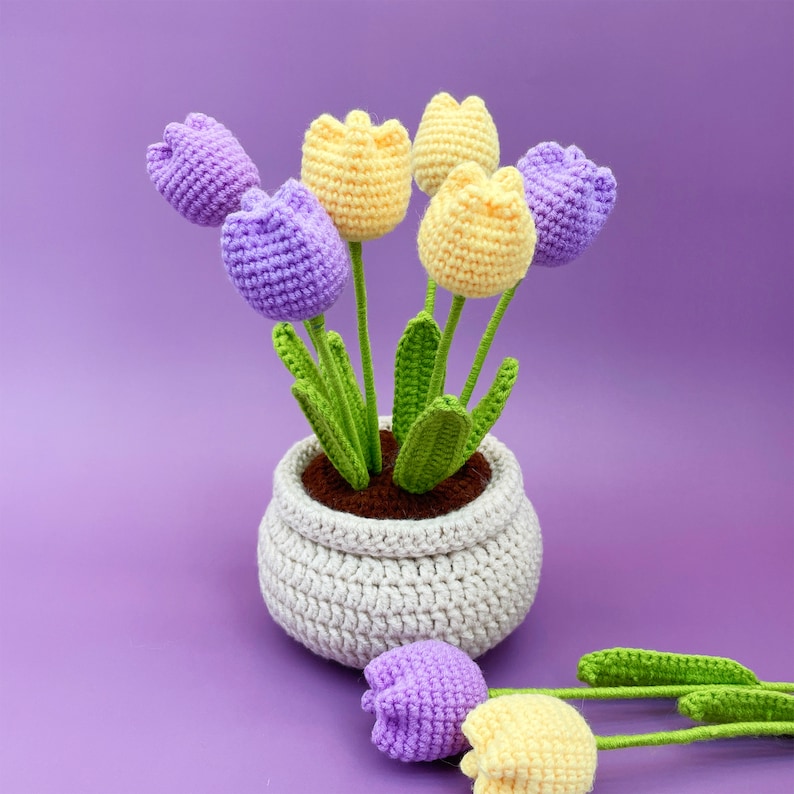 Kit de fleurs au crochet Pot de fleurs tulipe Tutoriel vidéo étape par étape Idée cadeau bricolage pour décoration d'intérieur violet et jaune image 1