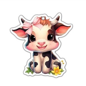 Pode incluir: Uma vaca de desenho animado com um laço rosa, manchas pretas e brancas e um rosto sorridente. A vaca está sentada em um pedaço de grama verde com uma flor amarela. A imagem tem uma borda branca.