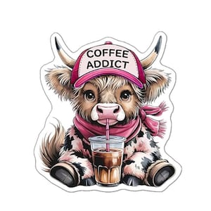 Pode incluir: Um autocolante com uma vaca de desenho animado com um boné rosa que diz "COFFEE ADDICT". A vaca está usando um cachecol rosa e bebendo café de um copo transparente com um canudo. A vaca tem pelo marrom e branco.
