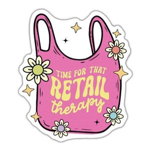 Könnte beinhalten: Ein pinkfarbener Aufkleber in Form einer Einkaufstasche mit dem Text "TIME FOR THAT RETAIL therapy" in Gelb. Der Aufkleber ist mit gelben Sternen und Gänseblümchen in verschiedenen Farben verziert.