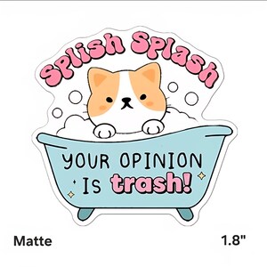 Puede incluir: Pegatina mate con un gato de dibujos animados en una bañera azul con el texto "YOUR OPINION IS trash!". El gato tiene pelaje naranja y blanco, y la pegatina mide 4,57 cm.