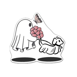 Puede incluir: Ilustración caprichosa que presenta un fantasma blanco sosteniendo flores rosas, una mariposa y un perro. El diseño está delineado en negro, con el fantasma y el perro en un estilo de dibujos animados. La imagen tiene un fondo blanco.