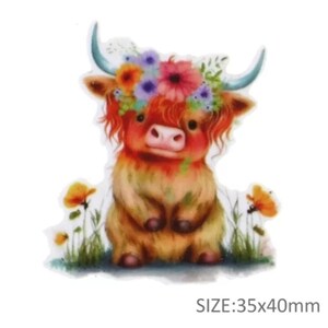 Pode incluir: Uma vaca Highland de desenho animado fofa com uma coroa de flores, sentada em um campo de grama verde com flores amarelas. TAMANHO: 35x40 mm
