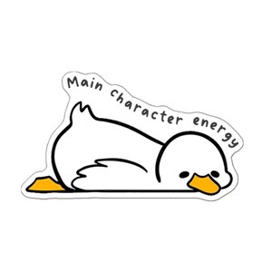 Könnte beinhalten: Weißer Aufkleber mit einer Cartoon-Ente. Die Ente hat einen gelben Schnabel und Füße und liegt. Der Text "Main character energy" steht in Schwarz über der Ente.