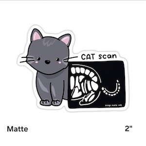 Puede incluir: Una pegatina mate con un gato de dibujos animados gris con orejas internas rosas y una imagen de escáner CAT en blanco y negro. El texto "CAT scan" está encima de la imagen. La pegatina mide 5,08 cm.