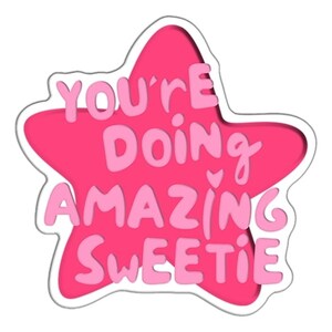 Puede incluir: Una pegatina en forma de estrella rosa con un borde blanco. La pegatina presenta las palabras "YOU'RE DOING AMAZING SWEETIE" en un tono rosa más claro.