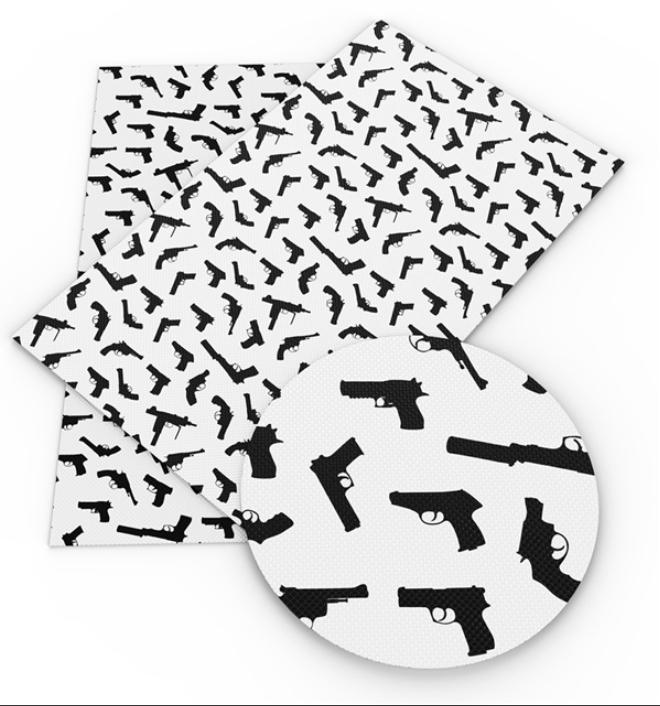 Peut inclure: Une feuille de matériau blanc présentant un motif répétitif de silhouettes noires représentant divers pistolets et armes de poing. Un encart circulaire montre une vue agrandie du même imprimé d'armes à feu noires sur la surface texturée blanche.