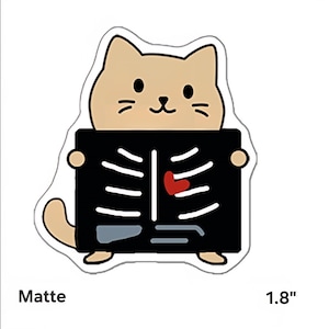 Puede incluir: Una pegatina mate con un gato de dibujos animados sosteniendo una radiografía negra. La radiografía muestra una caja torácica con un corazón rojo. El gato es de color canela con bigotes y ojos negros. La pegatina mide unos 4,5 cm.