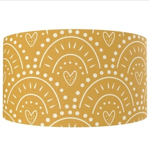 Cinta de grosgrain estampada con corazón de arcoíris bohemio de 3" (1 yarda) en color amarillo mostaza para manualidades