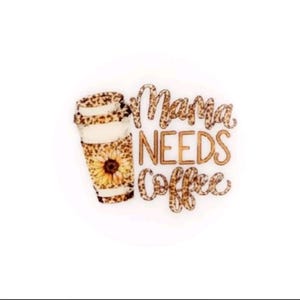 Könnte beinhalten: Ein weißer Hintergrund mit einer goldenen Grafik einer Kaffeetasse mit einem Sonnenblumenmuster und dem Text "Mama Needs Coffee".
