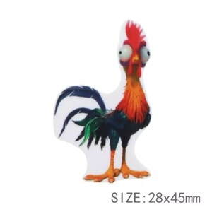 Puede incluir: Un gallo de dibujos animados colorido con ojos grandes y redondos y una cresta roja. El gallo tiene una cola azul y verde y está de pie sobre un fondo blanco. TAMAÑO: 28x45 mm
