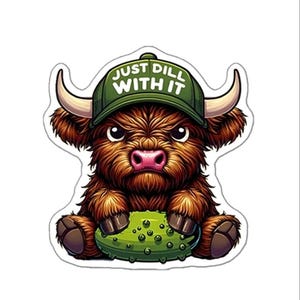 Pode incluir: Ilustração de desenho animado de uma vaca Highland marrom usando um boné verde com o texto "JUST DILL WITH IT". A vaca tem um nariz rosa e está segurando um picles verde. A imagem tem uma borda branca.