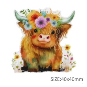 Pode incluir: Um autocolante extravagante com uma vaca das Terras Altas com uma coroa de flores. A vaca tem pêlo comprido e desgrenhado castanho-dourado, chifres verdes e uma expressão doce. O autocolante tem aproximadamente 40 mm x 40 mm e inclui o texto "SIZE: 40x40mm".