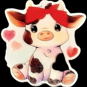 Pode incluir: Uma vaca de desenho animado com um laço vermelho e manchas marrons. A vaca está sentada com as pernas cruzadas e tem um nariz rosa. Corações rosa e vermelhos flutuam ao redor. Efeito brilhante.