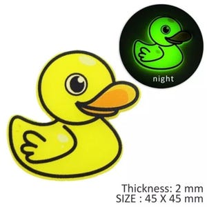 Puede incluir: Parche de pato de goma amarillo con función de brillo en la oscuridad. El parche mide 4,5 cm por 4,5 cm y tiene un grosor de 2 mm. El parche brilla en verde en la oscuridad.