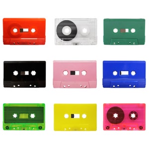 Può includere: Nove cassette audio di vari colori, tra cui rosso, nero, verde, blu, rosa, giallo e trasparente. Le cassette sono disposte in tre file di tre.