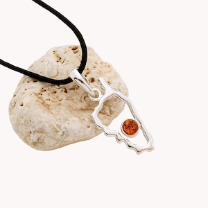Pendentif carte Corse en ambre et argent