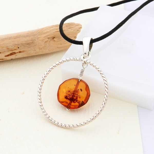 Pendentif cercle en ambre et argent