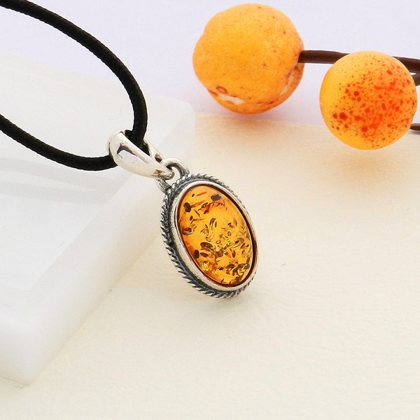 Pendentif en ambre et argent