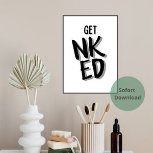 Könnte beinhalten: Ein gerahmter weißer Druck mit den Worten "GET NAKED" in Schwarz, mit einem grauen Schatteneffekt. Der Druck wird über einer Badezimmerablage mit einer Vase, Zahnbürsten, Seife und einer dunklen Glasflasche angezeigt.