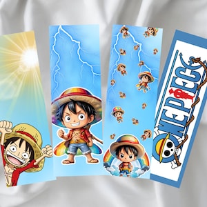Op de afbeelding: Vier verschillende bladwijzerontwerpen met het anime-personage Monkey D. Luffy uit One Piece. De bladwijzers zijn allemaal blauw met verschillende ontwerpen, waaronder een zon, bliksemflitsen en een regenboog. De tekst "ONE PIECE" staat op een van de bladwijzers.