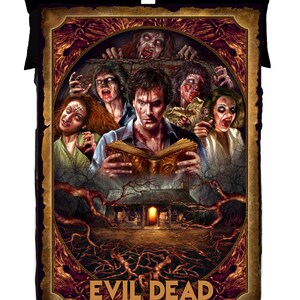 Pu&ograve; includere: Un poster in stile vintage con sfondo marrone scuro e cornice dorata. Il poster presenta un gruppo di persone in una capanna, con un libro al centro. Il testo "EVIL DEAD" &egrave; in fondo al poster.