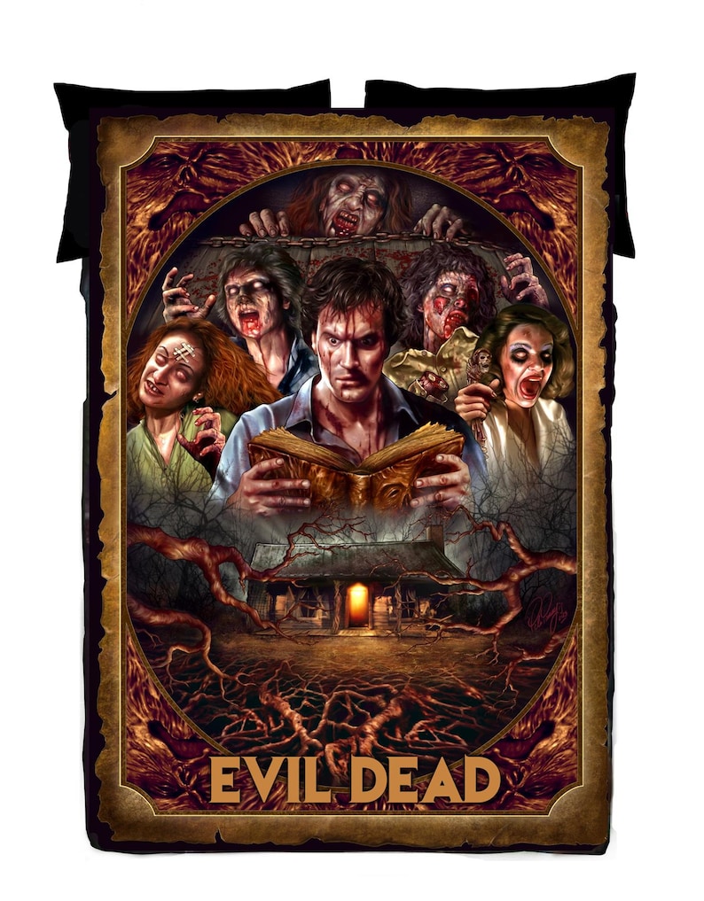 Pu&ograve; includere: Un poster in stile vintage con sfondo marrone scuro e cornice dorata. Il poster presenta un gruppo di persone in una capanna, con un libro al centro. Il testo "EVIL DEAD" &egrave; in fondo al poster.