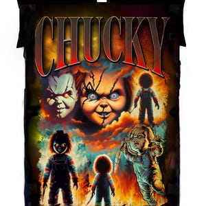 Può includere: Un lenzuolo nero con la scritta "CHUCKY" in lettere rosse. Il design include più immagini della bambola Chucky con uno sfondo infuocato. La bambola Chucky tiene un coltello in alcune delle immagini.