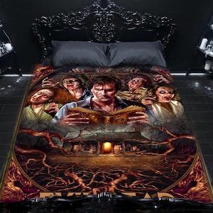 Pu&ograve; includere: Una coperta a tema horror con un gruppo di zombie con un libro al centro. La coperta ha uno sfondo scuro con un bordo rosso e dorato. Il testo "Evil Dead" &egrave; visibile nella parte inferiore della coperta.