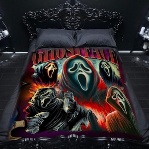 Può includere: Un letto nero con testiera decorativa è coperto da un piumino con una grafica dell'assassino Ghostface del franchise di Scream. La coperta ha una combinazione di colori rosso, nero e bianco.