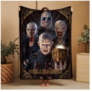 Könnte beinhalten: Schwarze Decke mit Figuren aus dem Horrorfilm Hellraiser. Die Decke zeigt ein zentrales Bild der Charaktere des Films, mit dem Wort "HELLRAISER" am unteren Rand. Das Design ist von einem goldenen Rahmen umgeben.