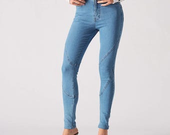 Pantalones vaqueros ajustados de talle alto, de mezclilla elástica azul claro con detalle de costura.