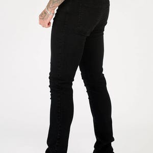K&ouml;nnte beinhalten: Schwarze Skinny Jeans mit schmaler Passform. Die Jeans haben ein klassisches F&uuml;nf-Taschen-Design und einen Rei&szlig;verschluss.