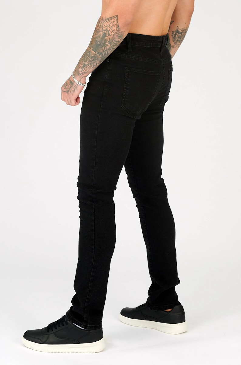 K&ouml;nnte beinhalten: Schwarze Skinny Jeans mit schmaler Passform. Die Jeans haben ein klassisches F&uuml;nf-Taschen-Design und einen Rei&szlig;verschluss.