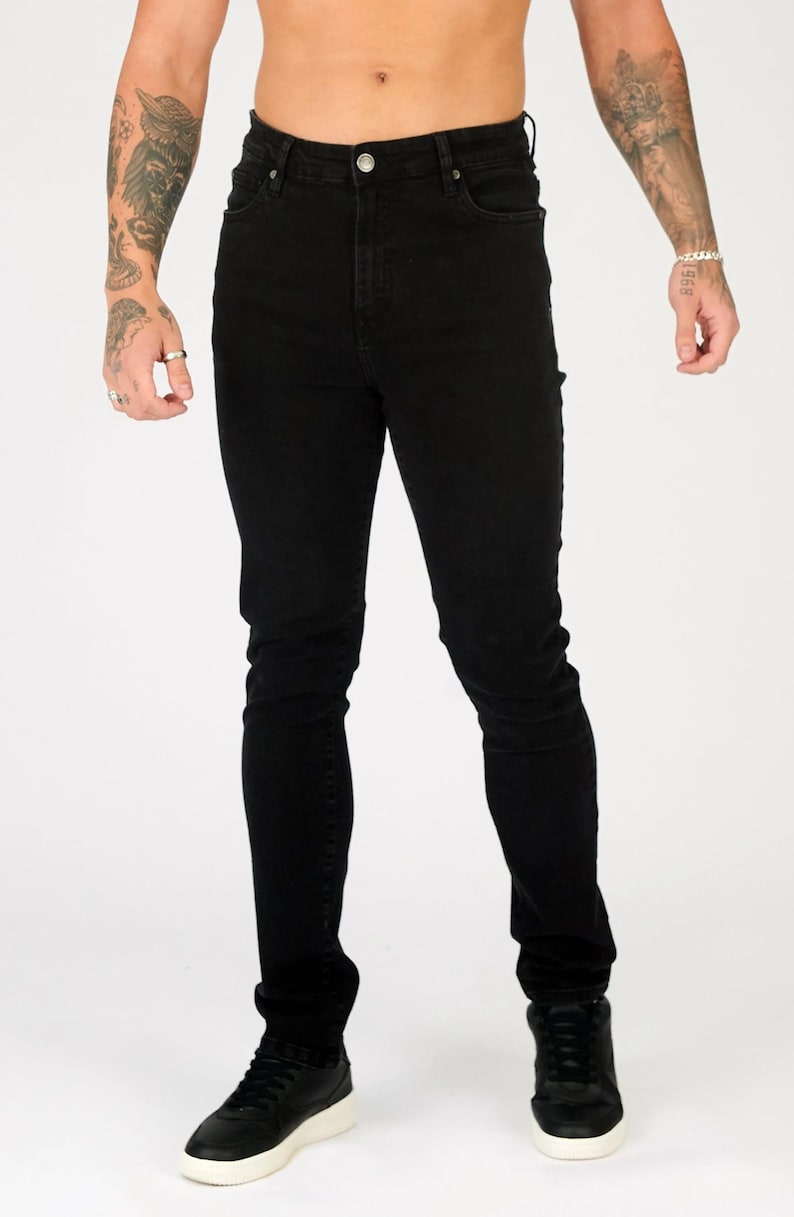 K&ouml;nnte beinhalten: Eine schwarze Skinny Jeans mit klassischem F&uuml;nf-Taschen-Design.