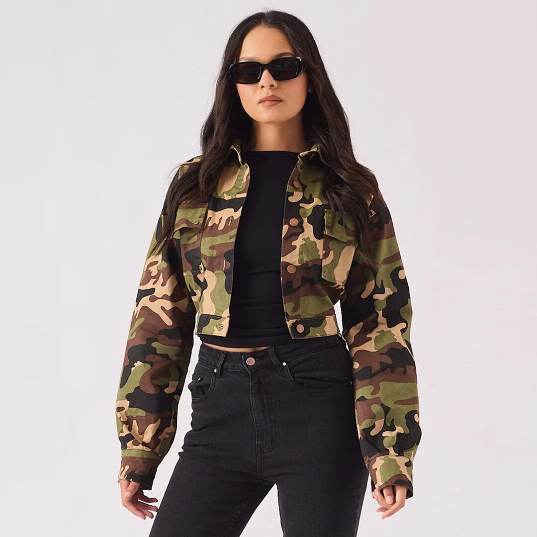 Chaqueta vaquera corta de camuflaje: estilo militar para mujer