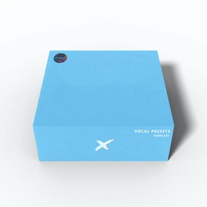 Könnte beinhalten: Eine hellblaue Box mit dem Text "VOCAL PRESETS TEMPLATE" auf der Vorderseite. Ein weißes X befindet sich in der Mitte der Box.