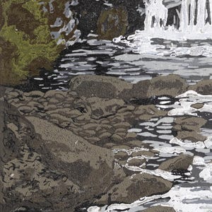 K&ouml;nnte beinhalten: Ein Kunstwerk, das einen Wasserfall &uuml;ber Felsen zeigt. Das Bild verwendet Grau-, Wei&szlig;- und Braunt&ouml;ne mit einem strukturierten Effekt. Das Wasser wirkt schaumig und die Felsen sind detailliert. Die Szene erinnert an eine Naturlandschaft.