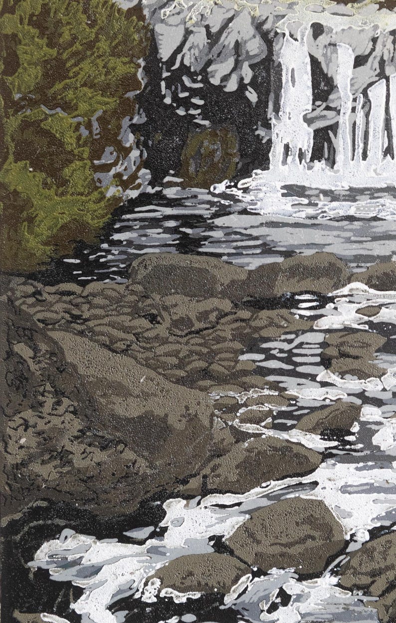 K&ouml;nnte beinhalten: Ein Kunstwerk, das einen Wasserfall &uuml;ber Felsen zeigt. Das Bild verwendet Grau-, Wei&szlig;- und Braunt&ouml;ne mit einem strukturierten Effekt. Das Wasser wirkt schaumig und die Felsen sind detailliert. Die Szene erinnert an eine Naturlandschaft.