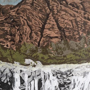 K&ouml;nnte beinhalten: Abstrakte Landschaftsmalerei mit einem Berg und einem Wasserfall. Der Berg ist in Braun- und Beiget&ouml;nen gehalten und hat eine strukturierte Oberfl&auml;che. Der Wasserfall ist in Wei&szlig; und Grau dargestellt, mit gr&uuml;nem Laub am Fu&szlig;e des Berges.