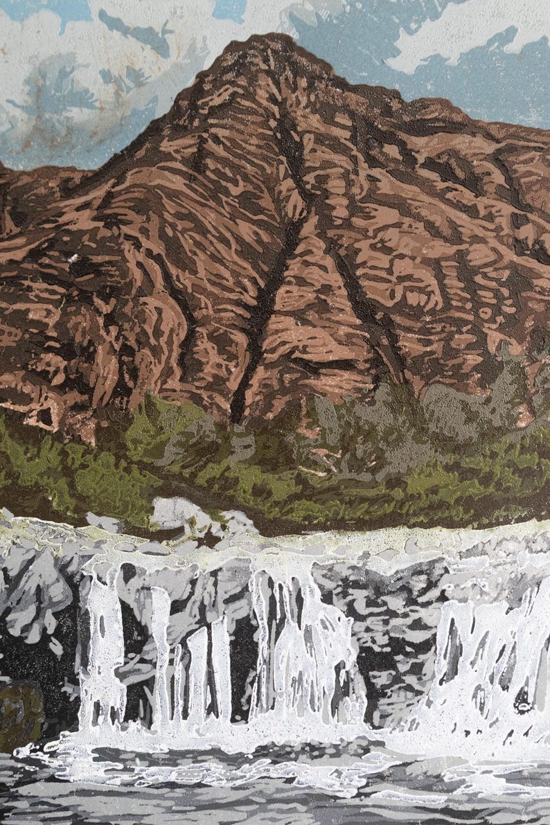 K&ouml;nnte beinhalten: Abstrakte Landschaftsmalerei mit einem Berg und einem Wasserfall. Der Berg ist in Braun- und Beiget&ouml;nen gehalten und hat eine strukturierte Oberfl&auml;che. Der Wasserfall ist in Wei&szlig; und Grau dargestellt, mit gr&uuml;nem Laub am Fu&szlig;e des Berges.