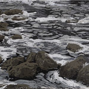 K&ouml;nnte beinhalten: Ein abstraktes Gem&auml;lde, das eine Flussszene mit dunkelgrauen Felsen und wei&szlig;em, sch&auml;umendem Wasser darstellt. Die Wasseroberfl&auml;che ist eine Mischung aus Grau und Schwarz, die Bewegung und Tiefe erzeugt. Das Kunstwerk hat ein strukturiertes Aussehen.