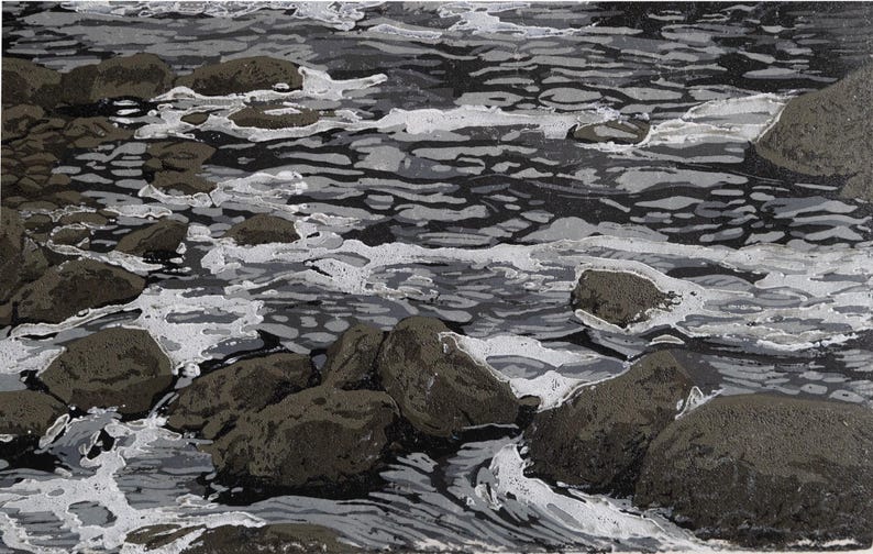 K&ouml;nnte beinhalten: Ein abstraktes Gem&auml;lde, das eine Flussszene mit dunkelgrauen Felsen und wei&szlig;em, sch&auml;umendem Wasser darstellt. Die Wasseroberfl&auml;che ist eine Mischung aus Grau und Schwarz, die Bewegung und Tiefe erzeugt. Das Kunstwerk hat ein strukturiertes Aussehen.