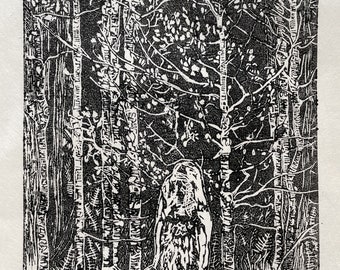 Puede incluir: Grabado en madera en blanco y negro que representa una escena de bosque con un búho grande en el centro. El búho está de pie sobre una roca con árboles detrás. La impresión es detallada y tiene un aspecto rústico.