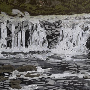 K&ouml;nnte beinhalten: Graustufenmalerei eines Wasserfalls, der in einen Fluss st&uuml;rzt. Das Wasser ist in Wei&szlig; dargestellt und kontrastiert mit den dunkelgrauen Felsen und dem schwarzen Hintergrund. Gr&uuml;nes Laub ist oben im Bild zu sehen.