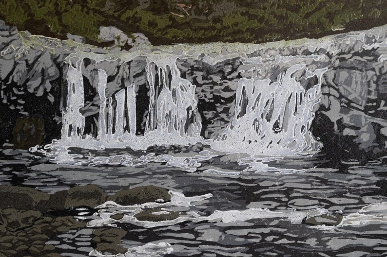 K&ouml;nnte beinhalten: Graustufenmalerei eines Wasserfalls, der in einen Fluss st&uuml;rzt. Das Wasser ist in Wei&szlig; dargestellt und kontrastiert mit den dunkelgrauen Felsen und dem schwarzen Hintergrund. Gr&uuml;nes Laub ist oben im Bild zu sehen.