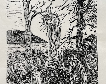Puede incluir: Una impresión en madera en blanco y negro de una escena de bosque con un árbol alto y desnudo en el centro. El árbol tiene un diseño de sol en la parte superior. Hay otros árboles en el fondo y varios árboles más pequeños en el primer plano. La impresión está sobre un fondo blanco.