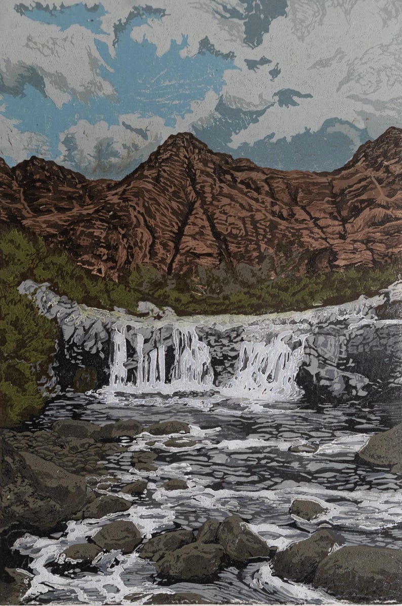 K&ouml;nnte beinhalten: Ein Landschaftsdruck, der einen Wasserfall zeigt, der &uuml;ber Felsen flie&szlig;t. Im Hintergrund befindet sich eine Bergkette. Das Kunstwerk verwendet Braun-, Gr&uuml;n- und Graut&ouml;ne mit blauem Himmel und wei&szlig;en Wolken. Das Wasser ist wei&szlig;.