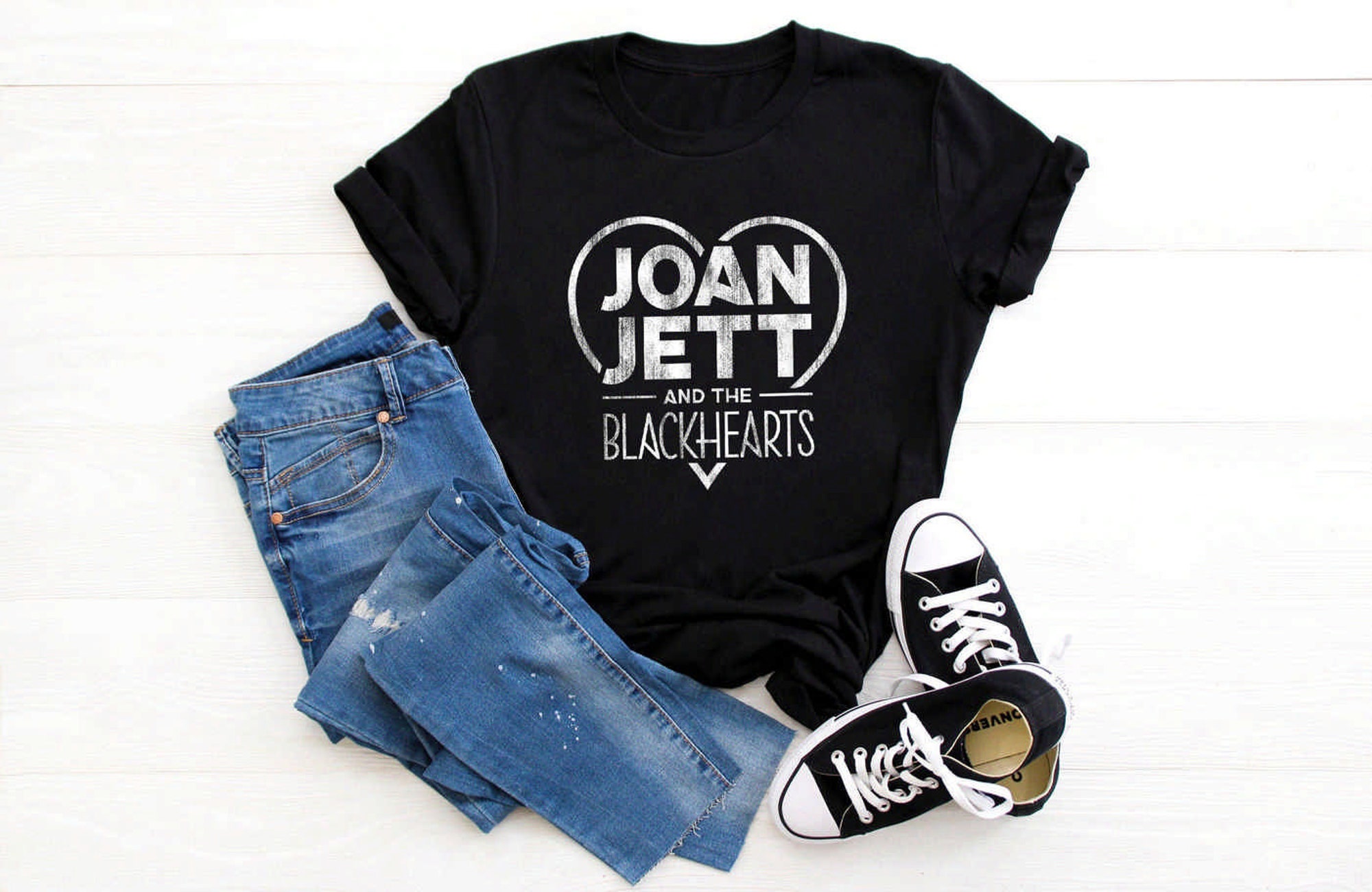 Discover Joan Jett Offizielle Distressed Blackhearts Logo T-Shirt