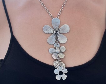 Collar de plata con flor, collar grueso de plata antigua con dije de flor, collar con cadena floral llamativa, joyería floral, collar largo para mujer